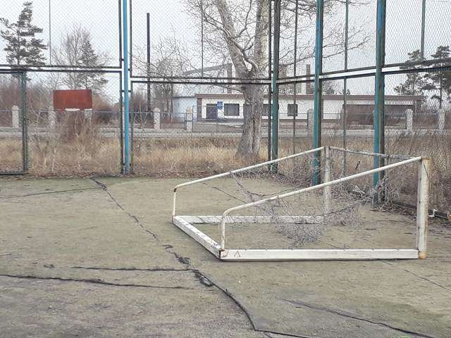 Аварийная спортплощадка: На школьника из Павлодарской области упали футбольные ворота