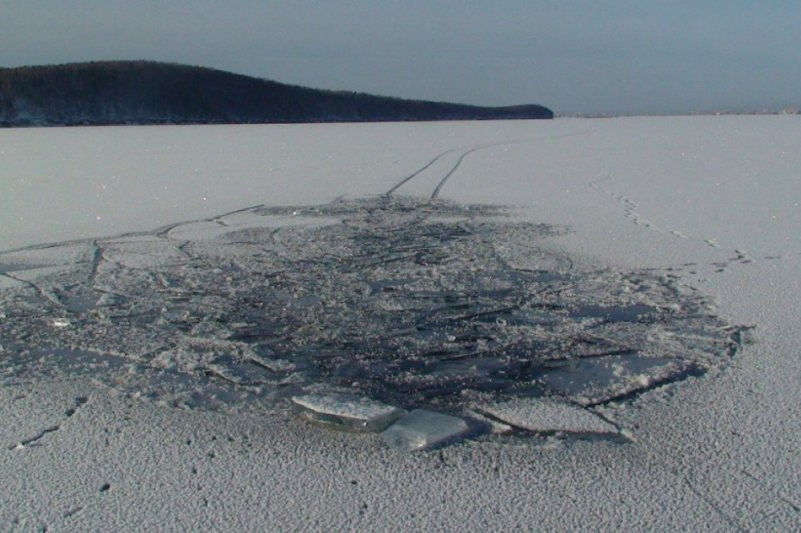 На Бухтарминском водохранилище спасли двух рыбаков