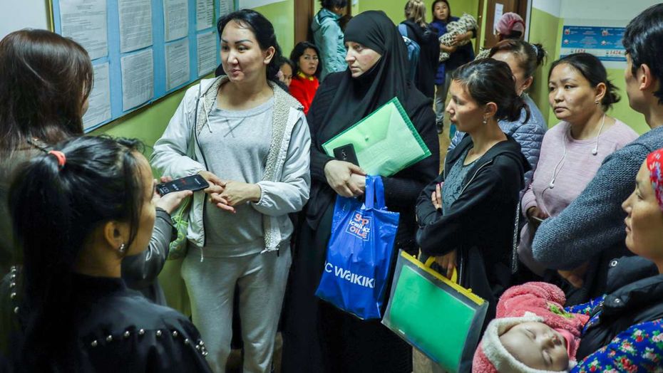 Очереди в 500 человек: Центр занятости в Алматы не справляется с наплывом многодетных семей, желающих получить АСП