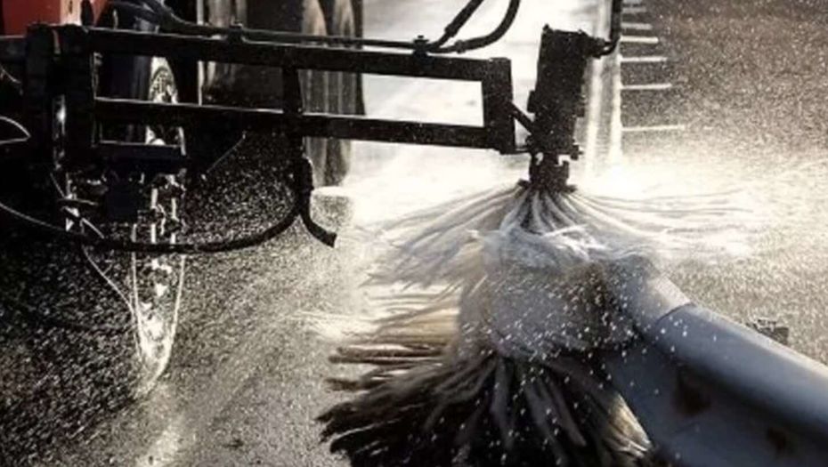 В столице Казахстана дороги моют шампунем