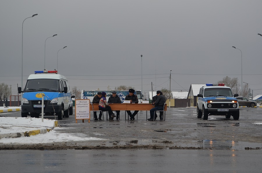 «Приемная на дороге»: жители СКО могут задать вопрос полицейским через WhatsApp