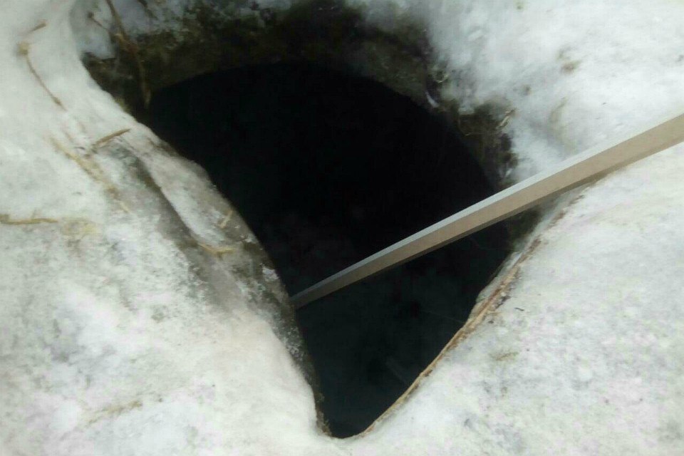 В Нур-Султане ребёнок упал в яму с водой