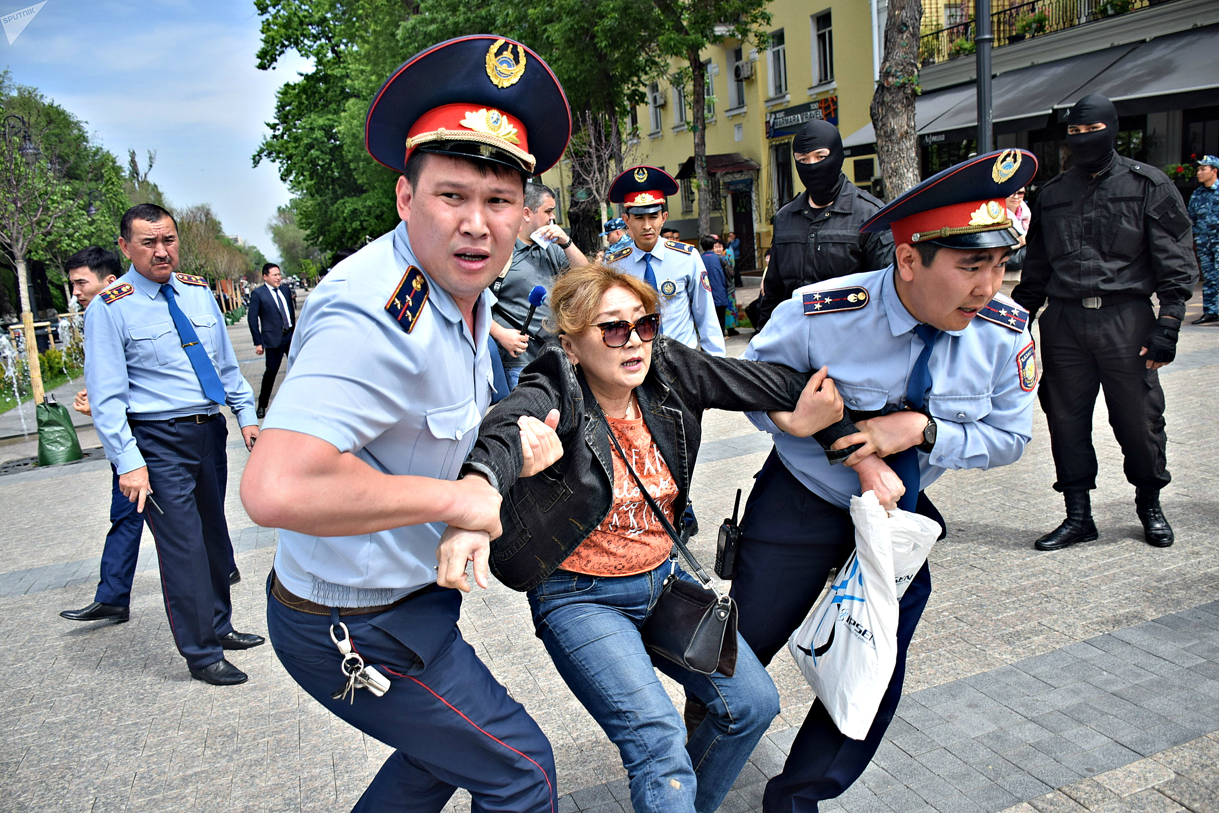 Ситуация в казахстане сегодня последние новости. Полиция Казахстана. Милиционеры Казахстана.