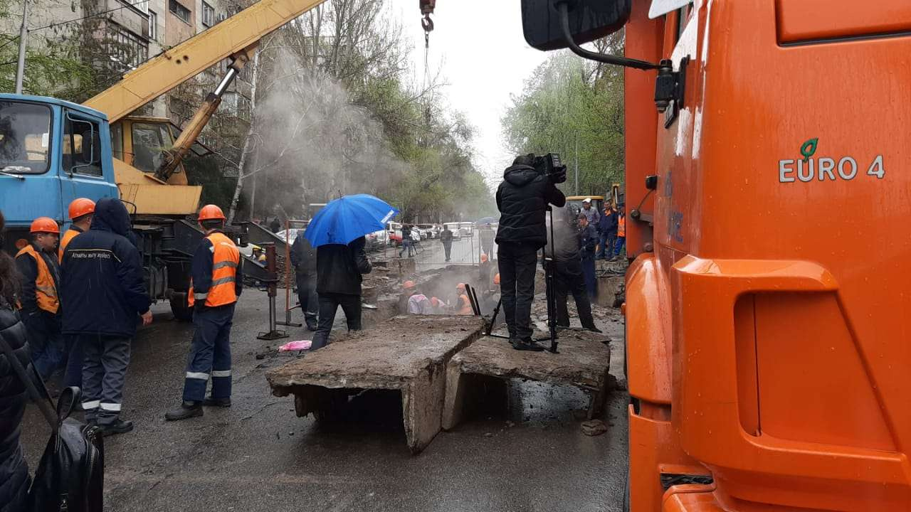 Прорыв теплотрассы в Алматы: Есть пострадавшие
