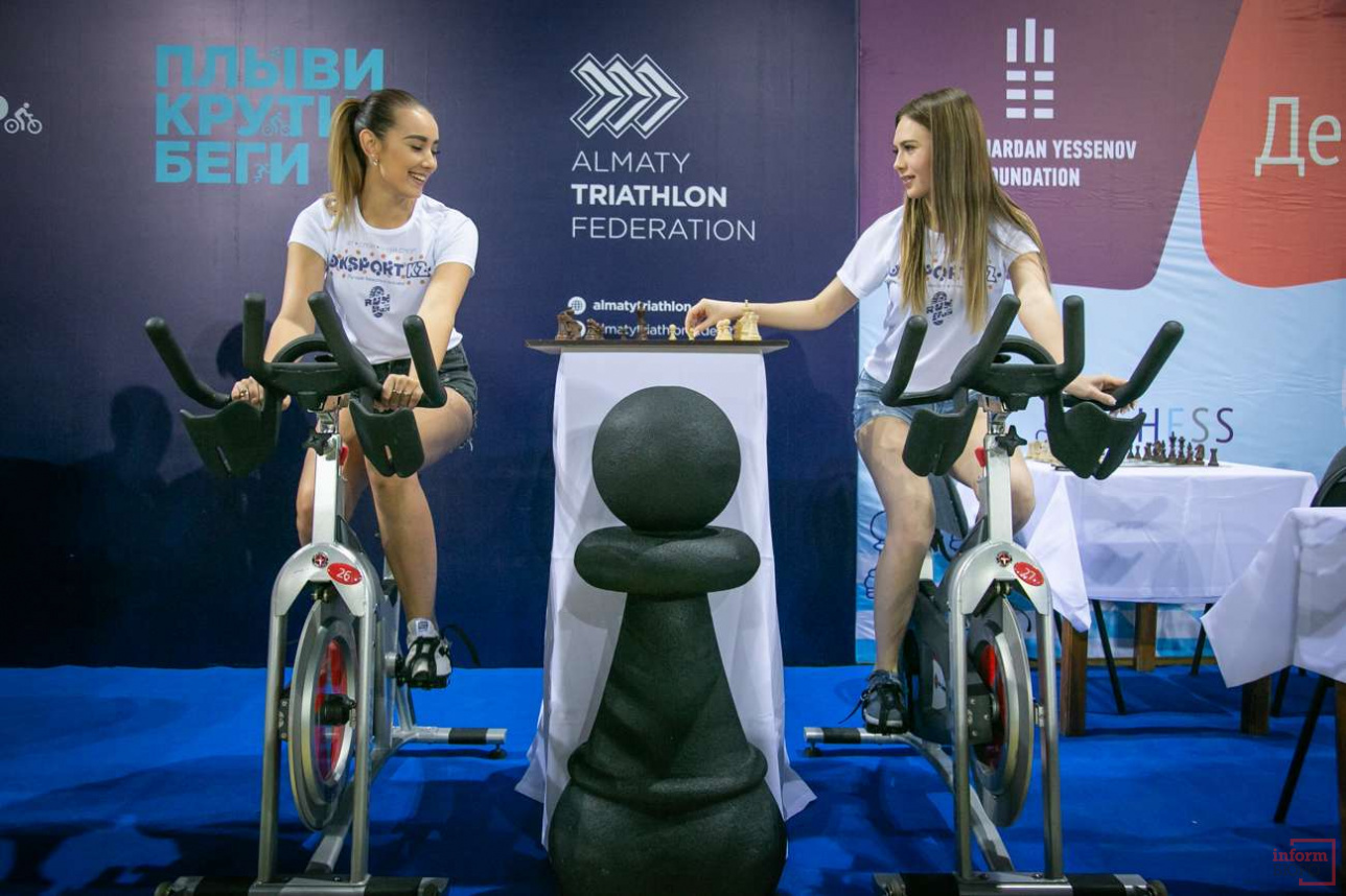 Крути педали: В Казахстане объединили шахматы с велоспортом