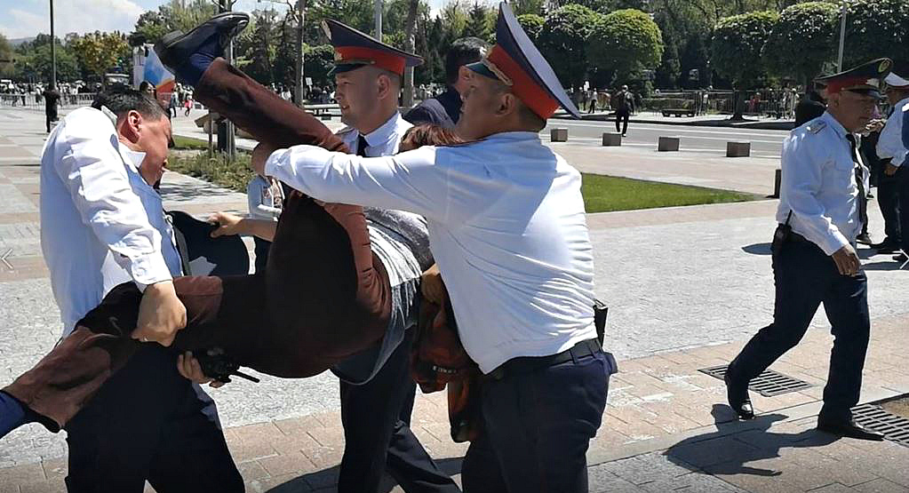 В Казахстане задерживают активистов и блокируют интернет. Что происходит?