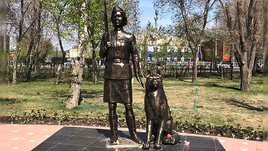 Пенсионер установил памятник военной медсестре в Костанае