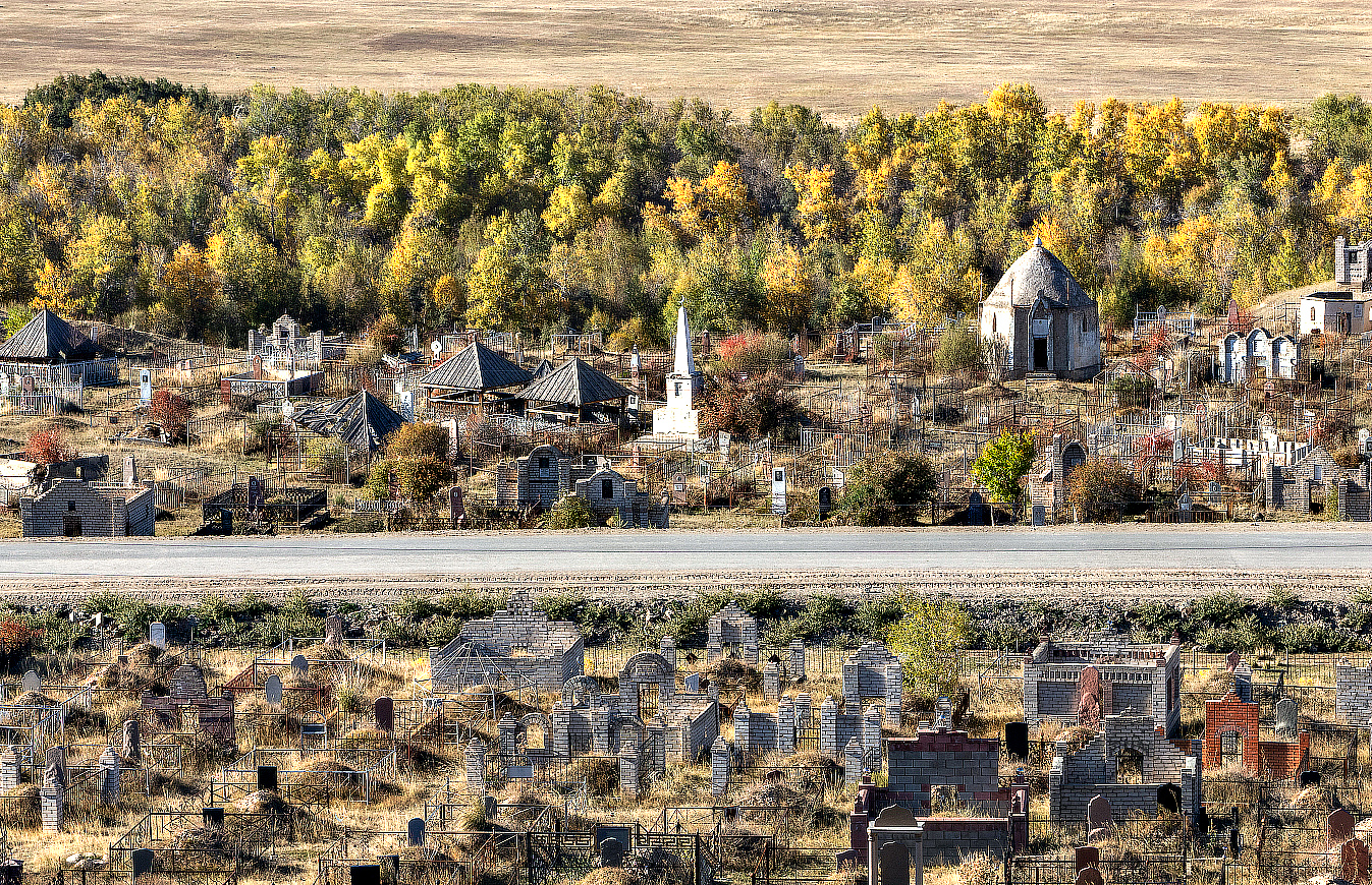 В Актау работники кладбища продавали чужие могилы