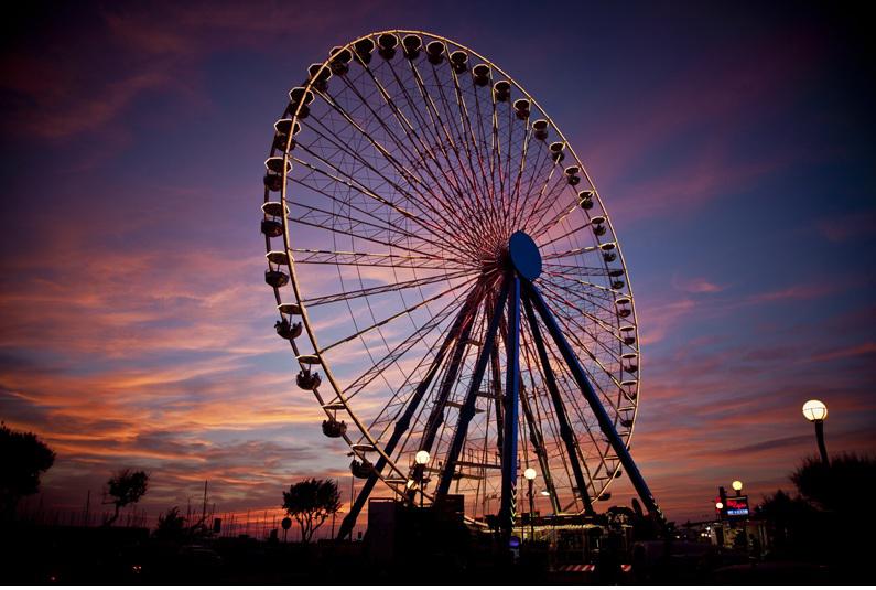 В Рудном установили колесо обозрения за 330 млн тенге с переворачивающимися кабинками