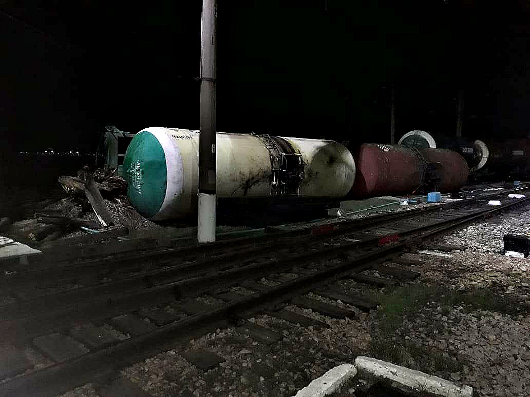 В Акмолинской области 8 вагонов с дизельным топливом сошли с рельсов