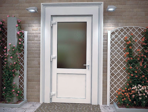 Пластиковые двери от Ventana: преимущества и использование