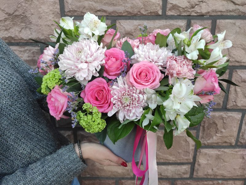 Цветы в шляпной коробке к Новому году