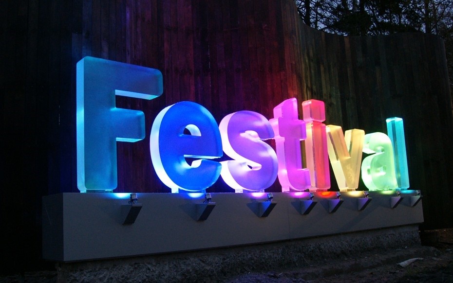 Объемные световые буквы как ненавязчивая реклама