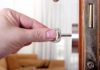 Как происходит вскрытие замка на двери?