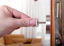 Как происходит вскрытие замка на двери?
