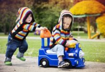 Детская игрушечная машинка: первый автомобиль в жизни ребёнка