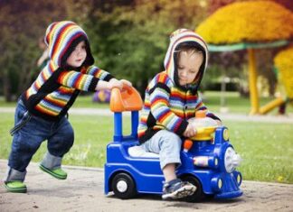 Детская игрушечная машинка: первый автомобиль в жизни ребёнка