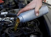 Как поменять моторное масло в автомобиле?