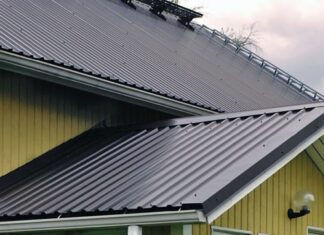 КАКИМ МАТЕРИАЛОМ ПЕРЕКРЫТЬ КРЫШУ: СРАВНЕНИЕ ШИФЕРА И ПРОФНАСТИЛА