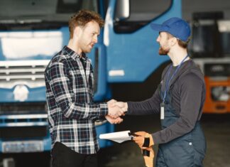 Найти перевозчика вручную, обзвонив контакты с доски объявлений, или на Бирже грузоперевозок ATI.SU?