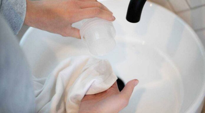 Как отстирать пятна на белом?