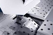 Что представляет собой штамповка деталей из листового металла?