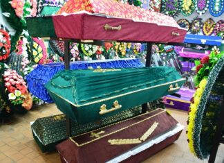 Гроб деревянный обитый тканью: критерии выбора