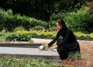 Почему люди ухаживают за могилами?