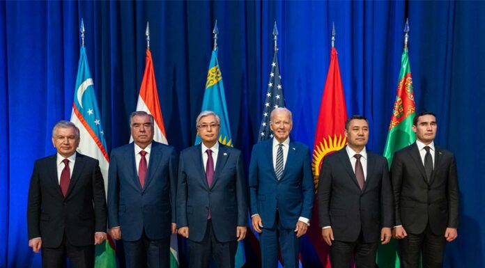 Казахстан в условиях мирового раскола — многовекторность или попытка усидеть на двух стульях?