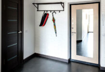 Можно ли ставить входные двери с зеркалом?