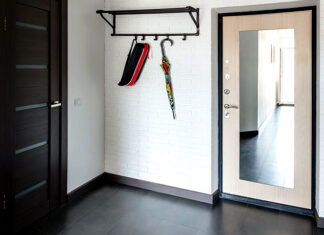 Можно ли ставить входные двери с зеркалом?