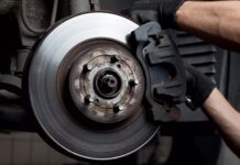 Причины появления посторонних звуков при нажатии на тормоз!