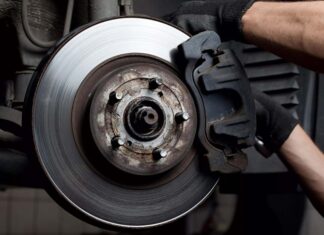 Причины появления посторонних звуков при нажатии на тормоз!