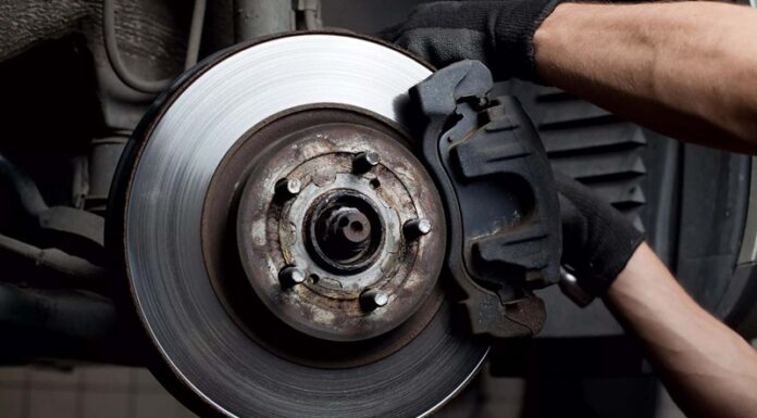 Причины появления посторонних звуков при нажатии на тормоз!