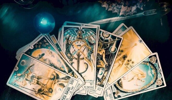 Внутренний компас: расклад Таро на понимание своего внутреннего направления