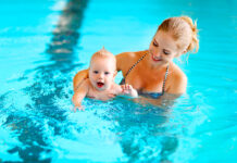 Что дает плавание для грудничка?