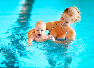 Что дает плавание для грудничка?