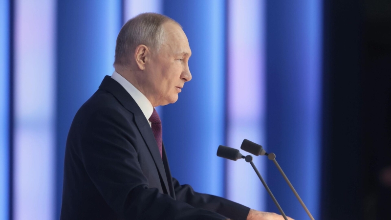 Путин продолжает готовиться к посланию парламенту, сообщил Песков