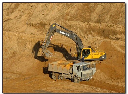 Как правильно выбрать песок для строительных работ?