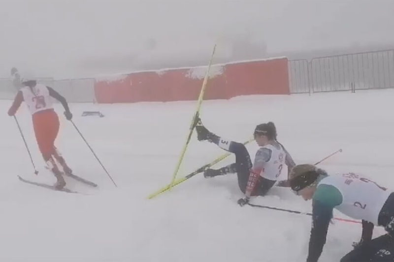 Девять лыжниц увезли на скорой в больницу после завала на масс-старте в Сочи