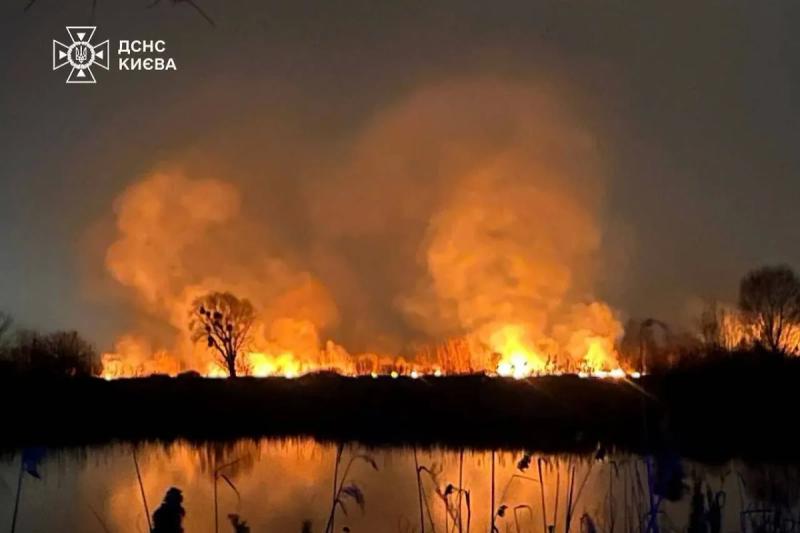Мощный пожар произошёл на левобережье Киева, не исключён поджог
