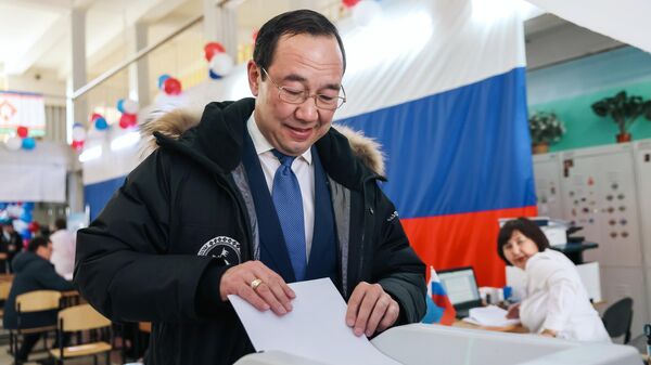 Омский губернатор поработал водителем у избирательной комиссии