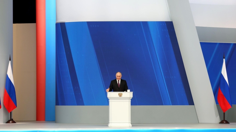 Опрос: более половины россиян положительно оценили послание Путина