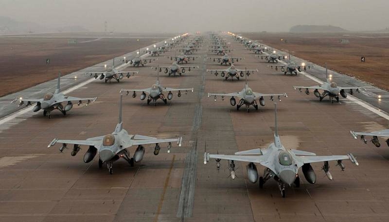 Politico: западные союзники готовы передать Киеву более 60 самолетов F-16
