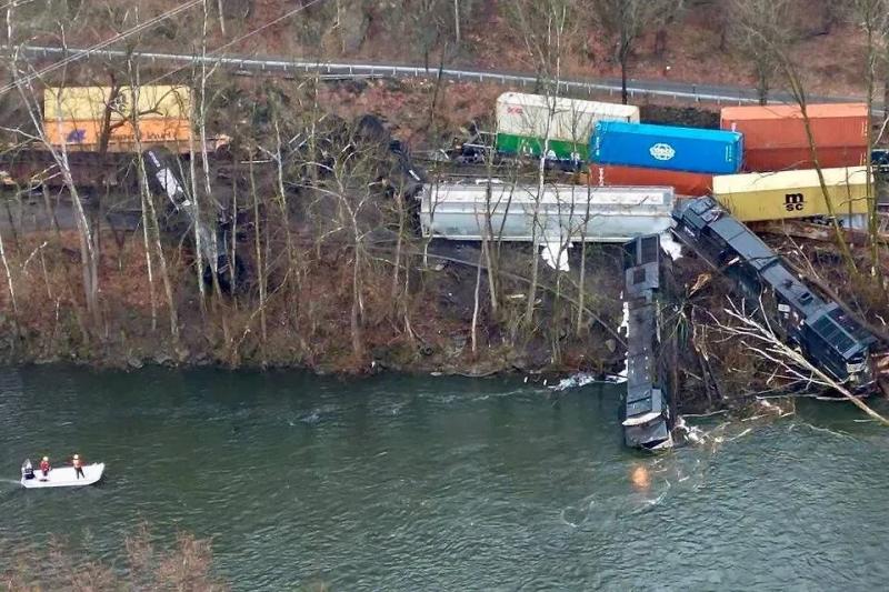 В Пенсильвании товарный поезд сошёл с рельсов и рухнул в реку