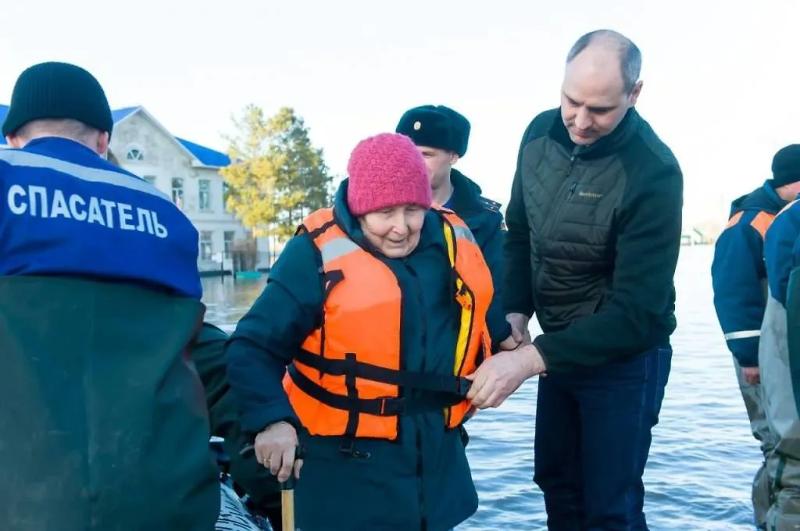 МЧС эвакуирует ещё три улицы в Орске из-за подъёма уровня воды