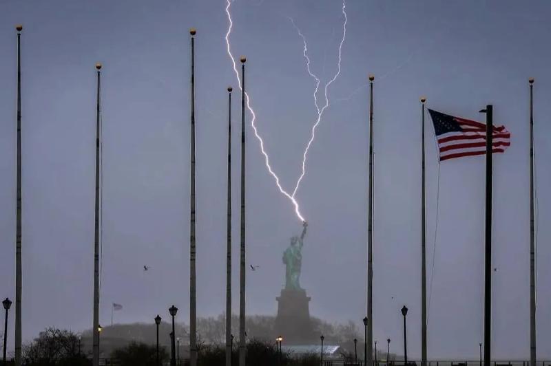 Молния ударила в Статую Свободы и попала в объектив фотографа