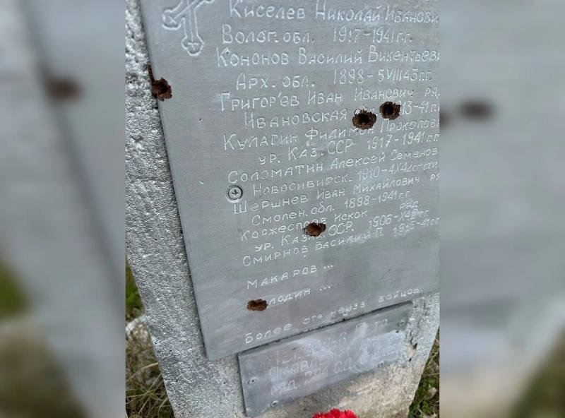 СКР: В Ленобласти неизвестный расстрелял мемориал "Скорбящий матрос"