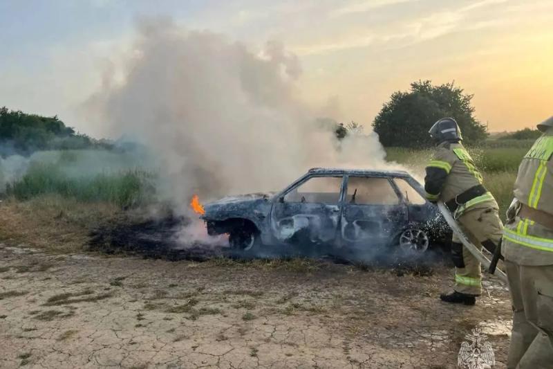 В Адыгее девочка погибла при пожаре в авто, пока взрослые собирали клубнику