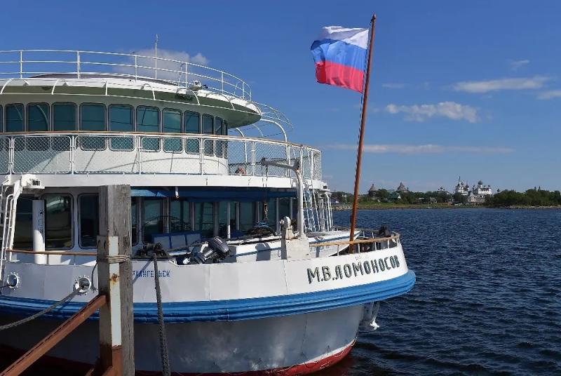 В Архангельске загорелся находящийся на ремонте теплоход "М.В. Ломоносов"